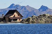 40 Dal Lago Piazzotti zoom  sul Rif. Benigni, sullo sfondo (da sx) Pradella-Cime Valsanguigno-Pizzo Farno-Monte Corte 